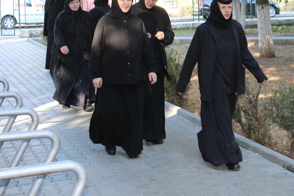 Călugăriţele de la mănăstirile din Slatina, printre primii votanţi la Referendum - FOTO