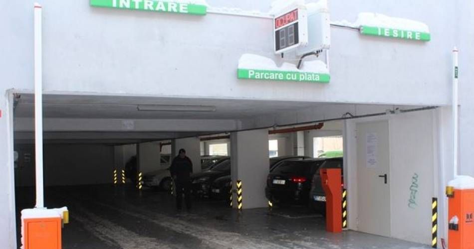 Licitație pentru un loc în parcarea etajată de pe Aleea Rozelor. De la cât pornește taxa anuală