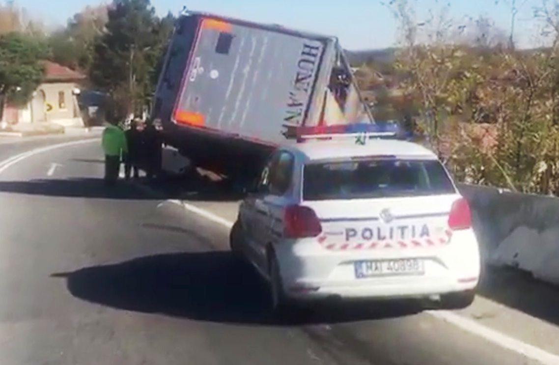 Un TIR încărcat cu porci s-a răsturnat pe un drum naţional din Olt. Aproape 200 de animale au murit - VIDEO