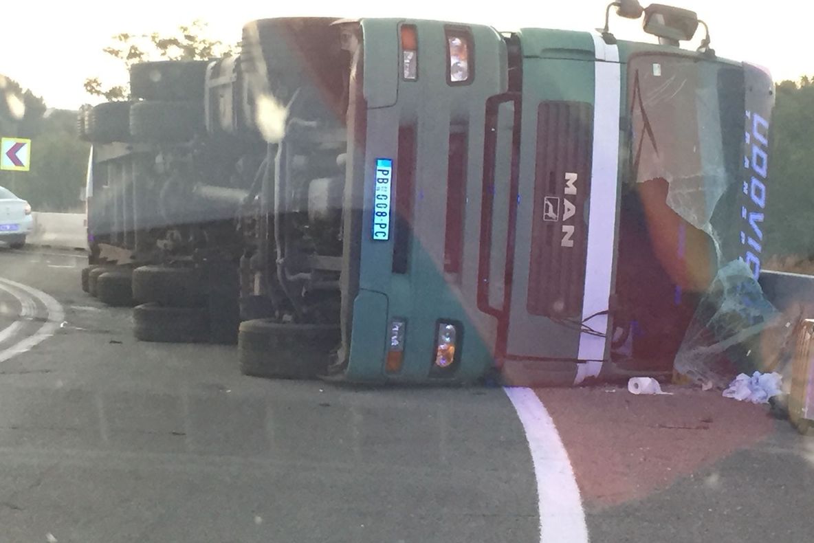 Contrabandistul sârb care s-a răsturnat cu TIR-ul la Coloneşti, dat în vileag de un poliţist care îi ştia limba. Povestea întreagă