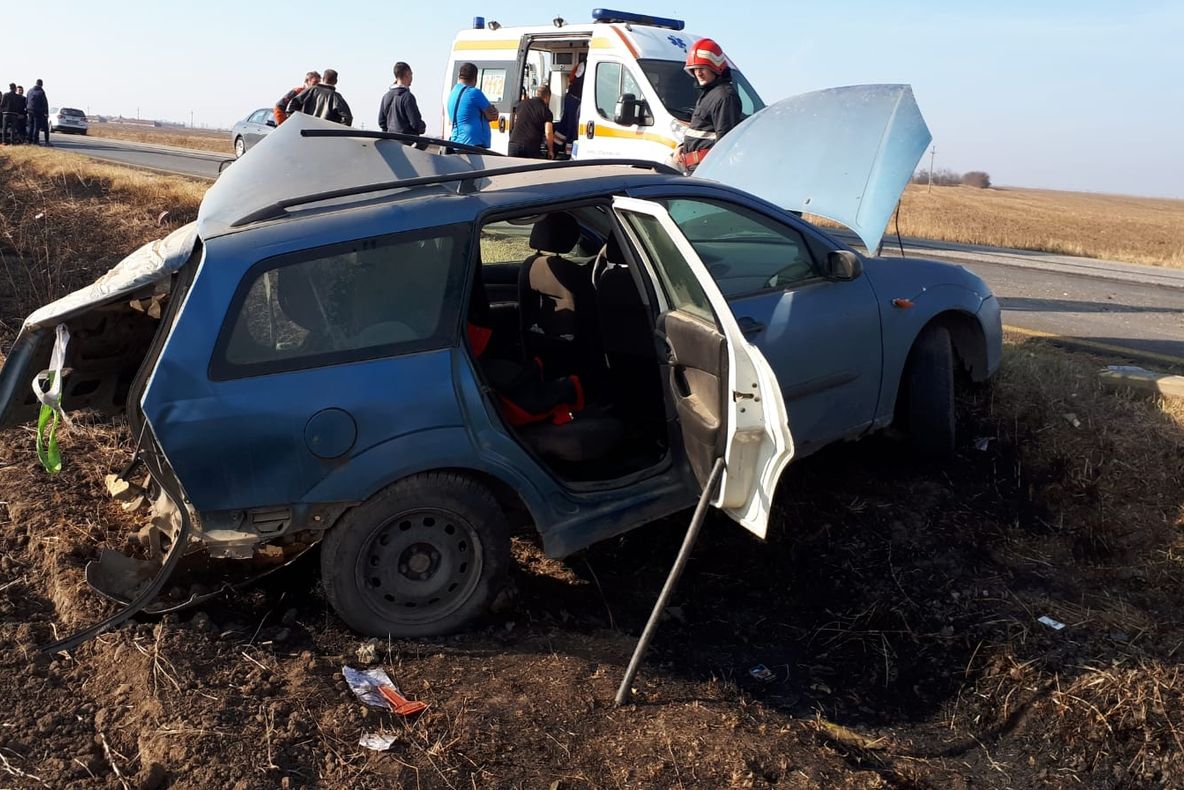 Accident pe un drum național din Olt. Două persoane au ajuns la spital - FOTO&amp;VIDEO