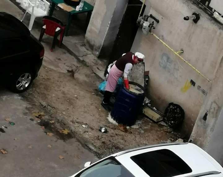 Amendă după controlul la covrigăria unde vasele se spală la butoi, în spatele blocului