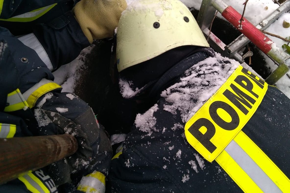 Sfârșit crunt pentru un bătrân din Spineni. A murit după ce a căzut într-o fântână din localitate - VIDEO