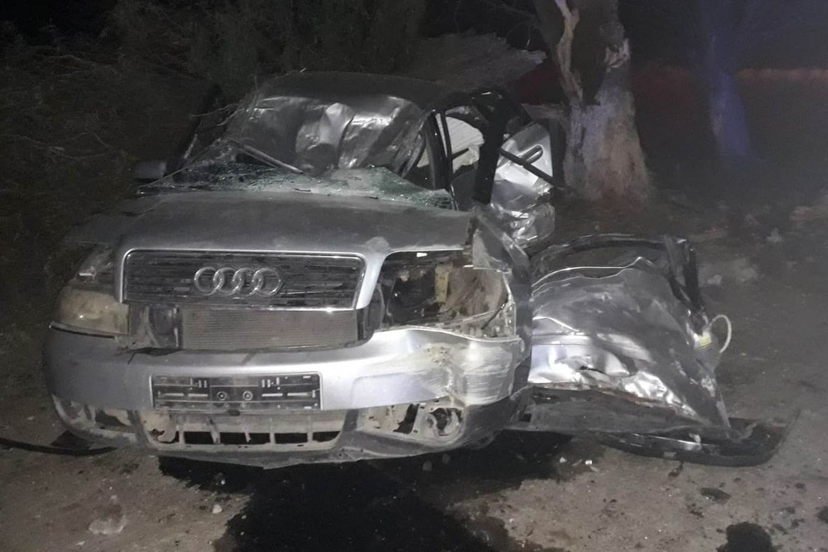 Trei tineri în spital după ce au intrat cu maşina într-un pom de pe marginea drumului - FOTO