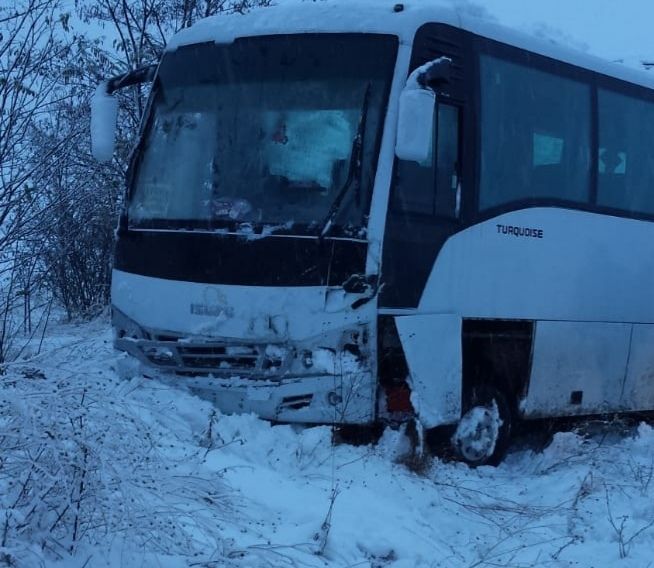 Microbuz cu 10 persoane, accident pe un drum judeţean din Slatina. Doi răniţi - FOTO