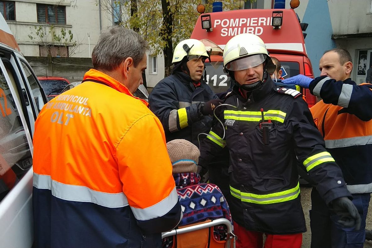 Primele IMAGINI cu incendiul de la blocul de locuinţe sociale din Slatina, în care o femeie a murit şi cinci persoane au fost rănite