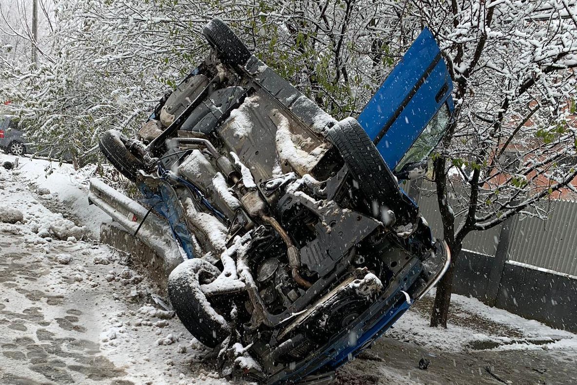 Autoturism fără anvelope de iarnă, răsturnat în Dolj. La volan, un bărbat din Olt - VIDEO