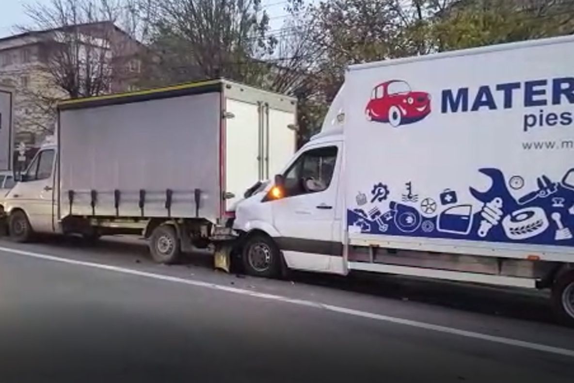 Trafic rutier dat peste cap, pe DN 65, între Slatina şi Craiova, după un accident în lanţ