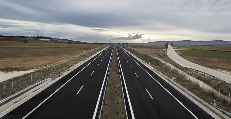 Au început măsurătorile pe traseul drumului expres. La Bîrza ar trebui expropriate trei case pentru a face loc șoselei