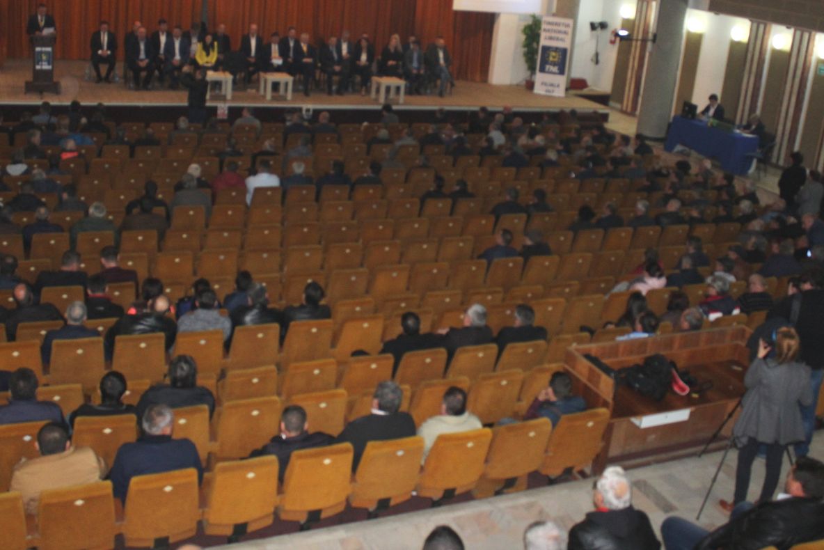 Moment penibil la vizita lui Orban în Olt. Preşedintele PNL a vorbit unei săli aproape goale - FOTO