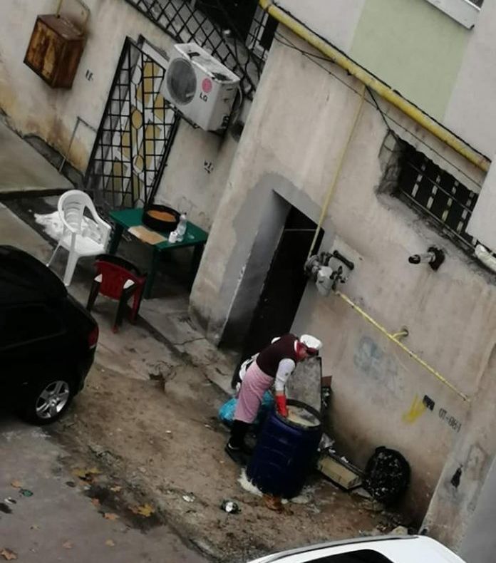 Vase spălate în spatele blocului, în butoi, la o patiserie din Slatina. Inspectorii sanitari, în control- VIDEO