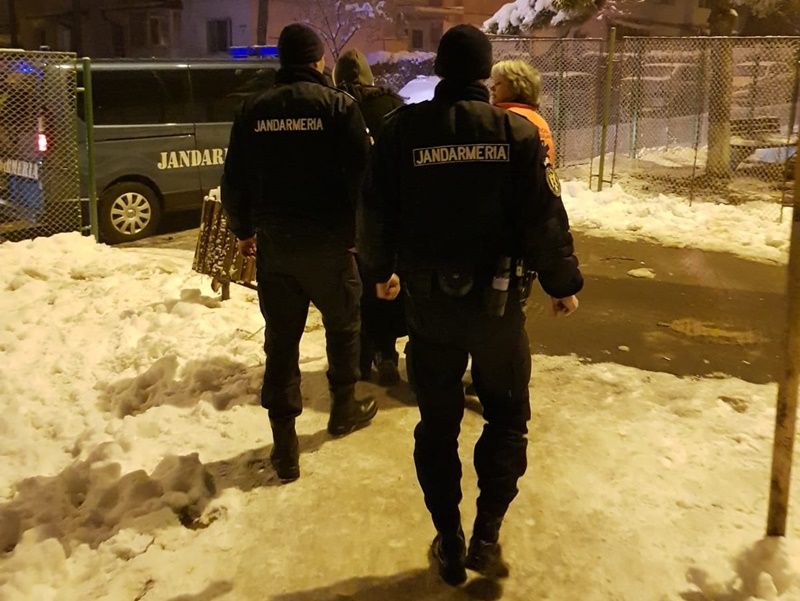 Jandarmi din Craiova şi judeţul Olt, chemaţi la Rusăneşti, unde autorităţile încearcă de două zile să omoare porcii sătenilor - VIDEO