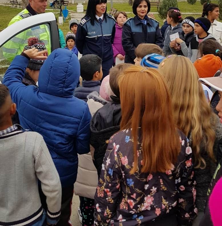 Poliţiştii au descins în comunităţile de romi din Iancu Jianu şi Caracal. Ce le-au spus copiilor de aici