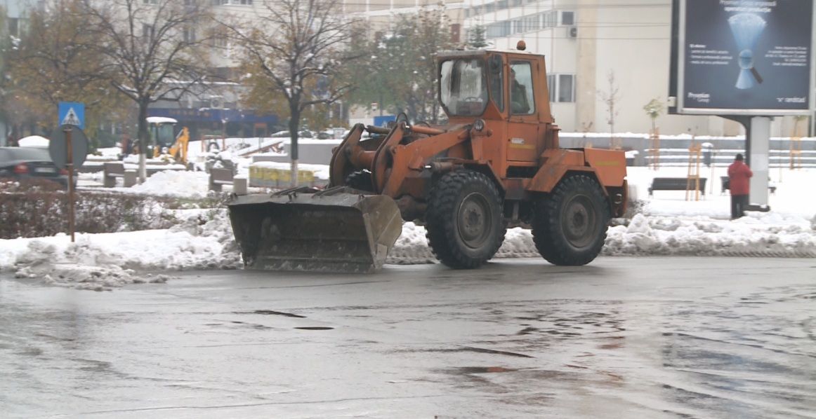 16 utilaje și 100 de muncitori, pe străzile Slatinei, la deszăpezire