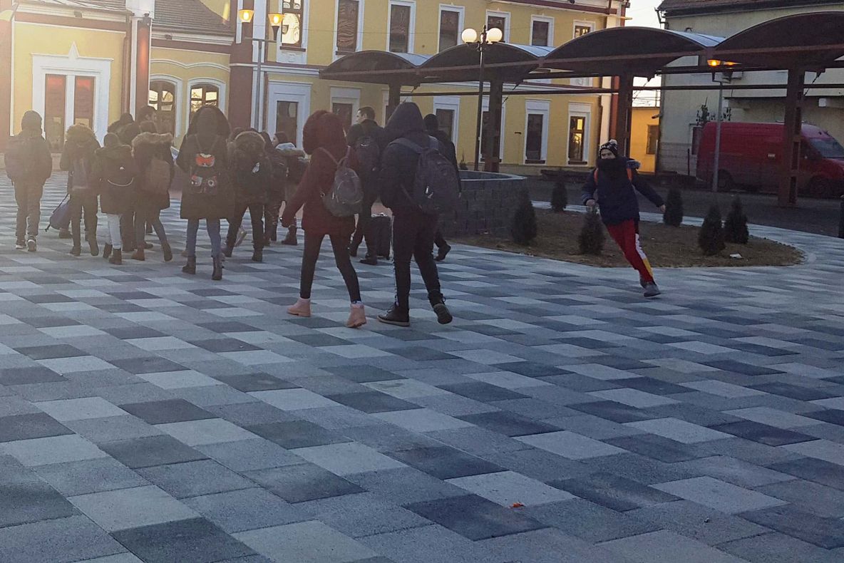 Anchetă la şcoala din Olt de unde veneau profesorul şi elevii găsiţi dormind în Catedrala din Alba Iulia