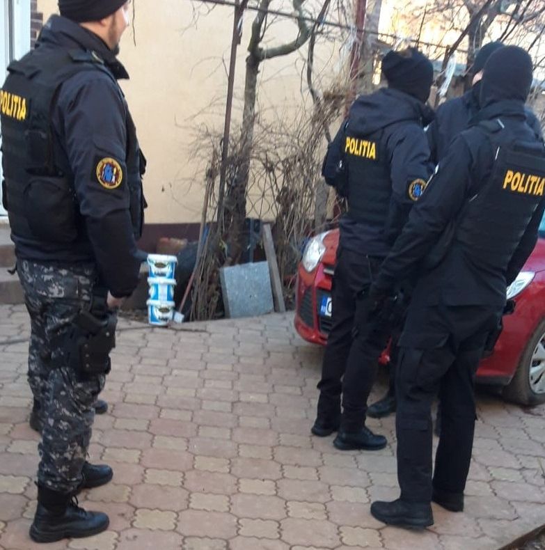 Importante sume de bani, găsite de poliţişti la locuinţele unor contrabandişti de ţigări din Olt - FOTO