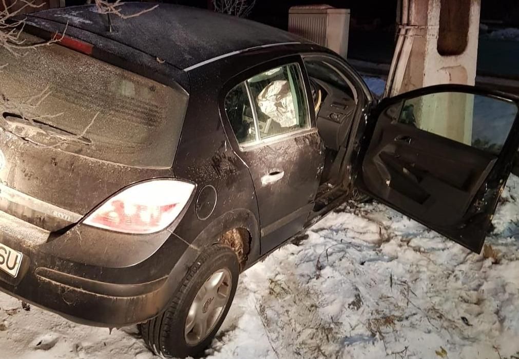 S-a îmbătat şi a intrat cu maşina într-un stâlp de electricitate - FOTO