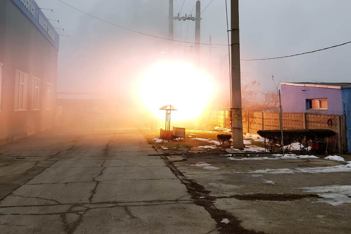 IMAGINI SPECTACULOASE. Un transformator a luat foc, lăsând fără energie electrică un cartier din Slatina