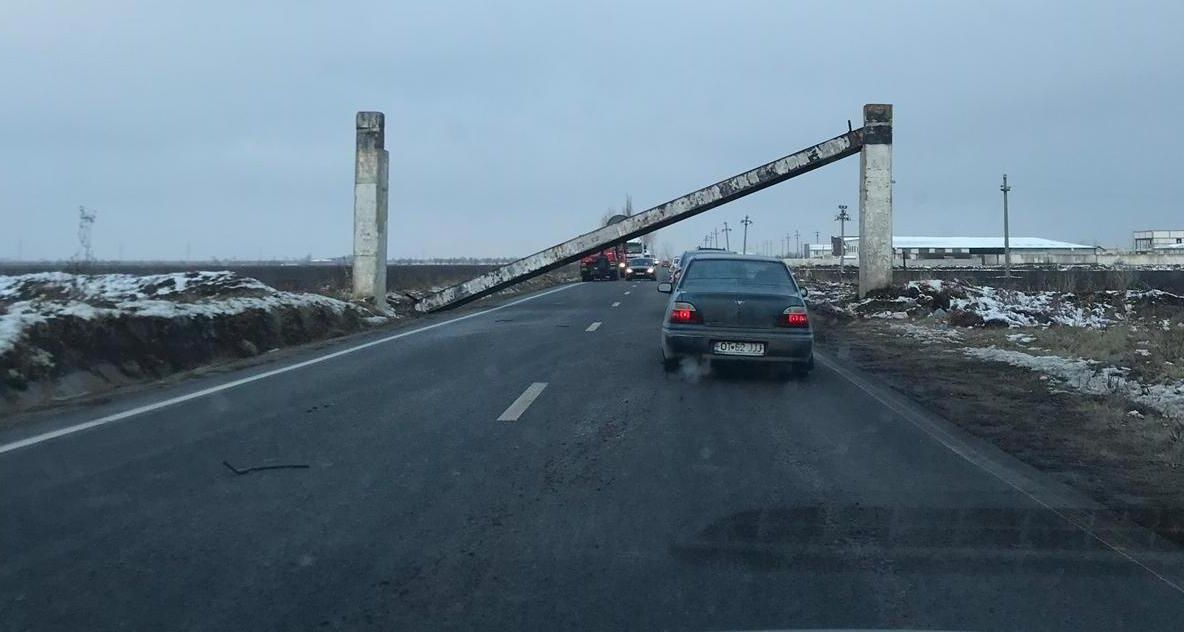 Trafic blocat pe un drum naţional din Olt din cauza unui TIR care a agăţat un limitator de înălţime