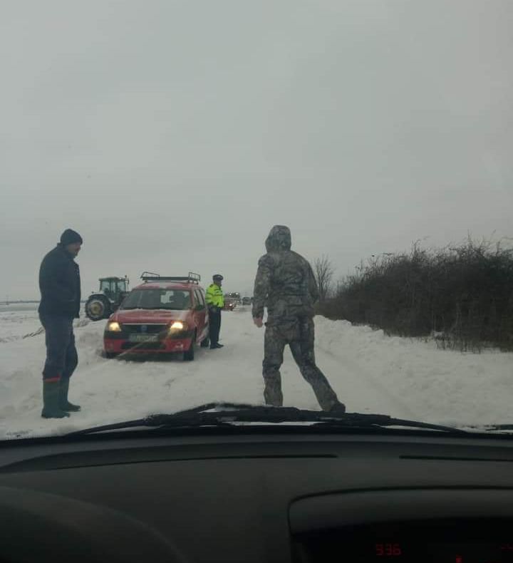 Zăpada viscolită dă peste cap traficul în judeţul Olt. Două drumuri afectate