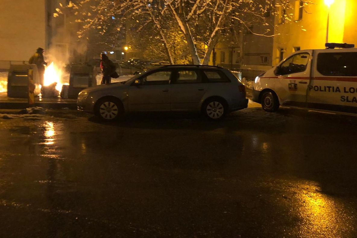 Panică într-un cartier al Slatinei. Oamenii străzii au incendiat o ghenă de gunoi - VIDEO