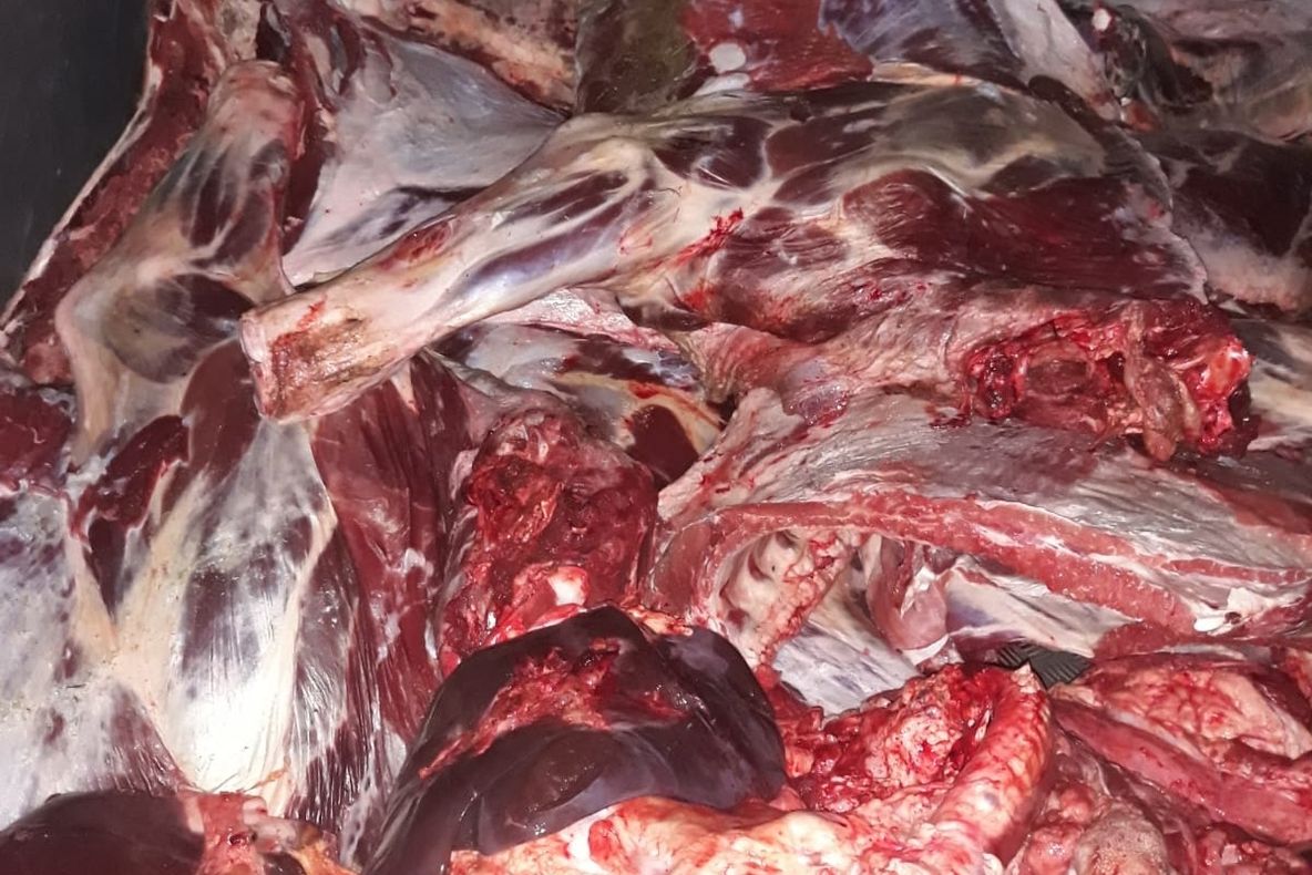 Un bărbat din Olt intenţiona să vând aproape o tonă de carne de vită, la negru, în Capitală. Poliţiştii l-au prins la timp