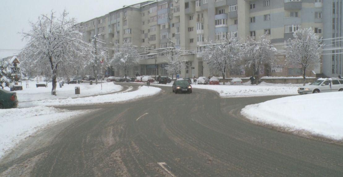 Slatina: 22 de utilaje și 110 oameni deszăpezesc străzile și trotuarele