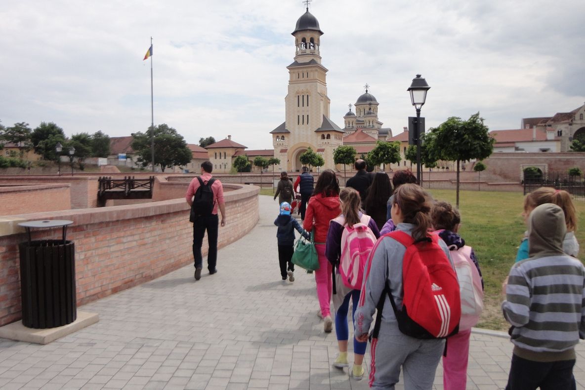 Copiii din Dăneasa ajung acasă cu trenul, diseară. Pe drum vor primi mâncare și ceai cald