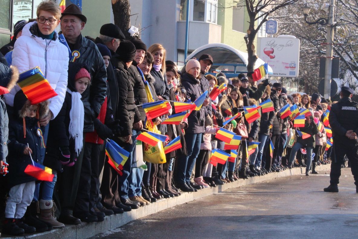 Centenarul Marii Uniri, marcat la Slatina. Sute de slătineni, prezenţi în centrul oraşului - FOTO