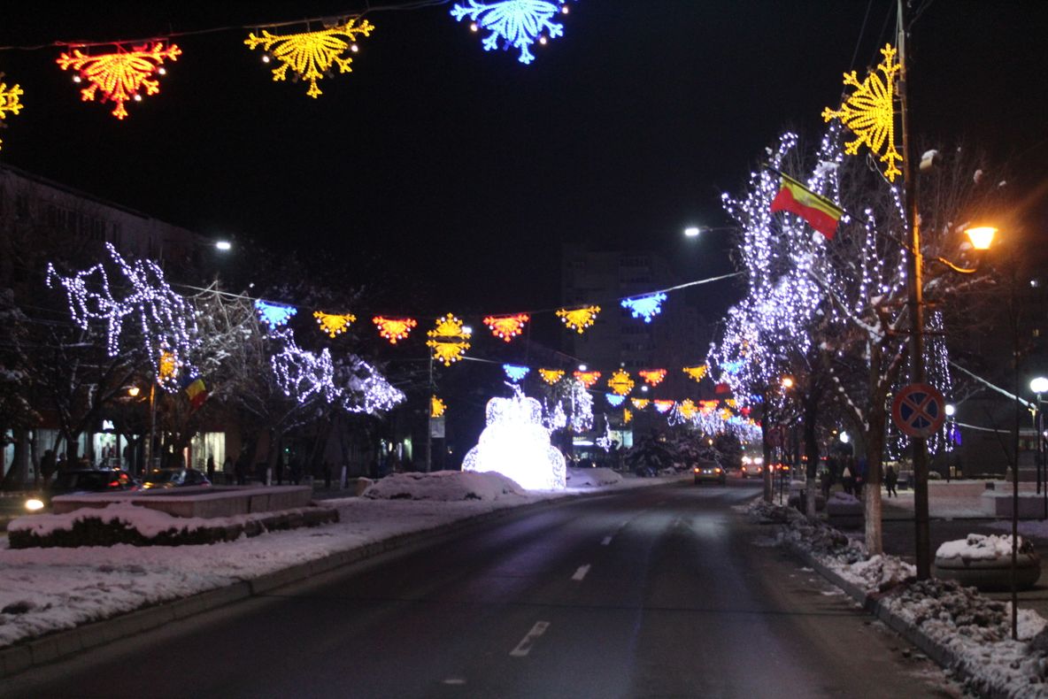 La Slatina, iluminatul de Sărbători este în culorile tricolorului - FOTOGALERIE