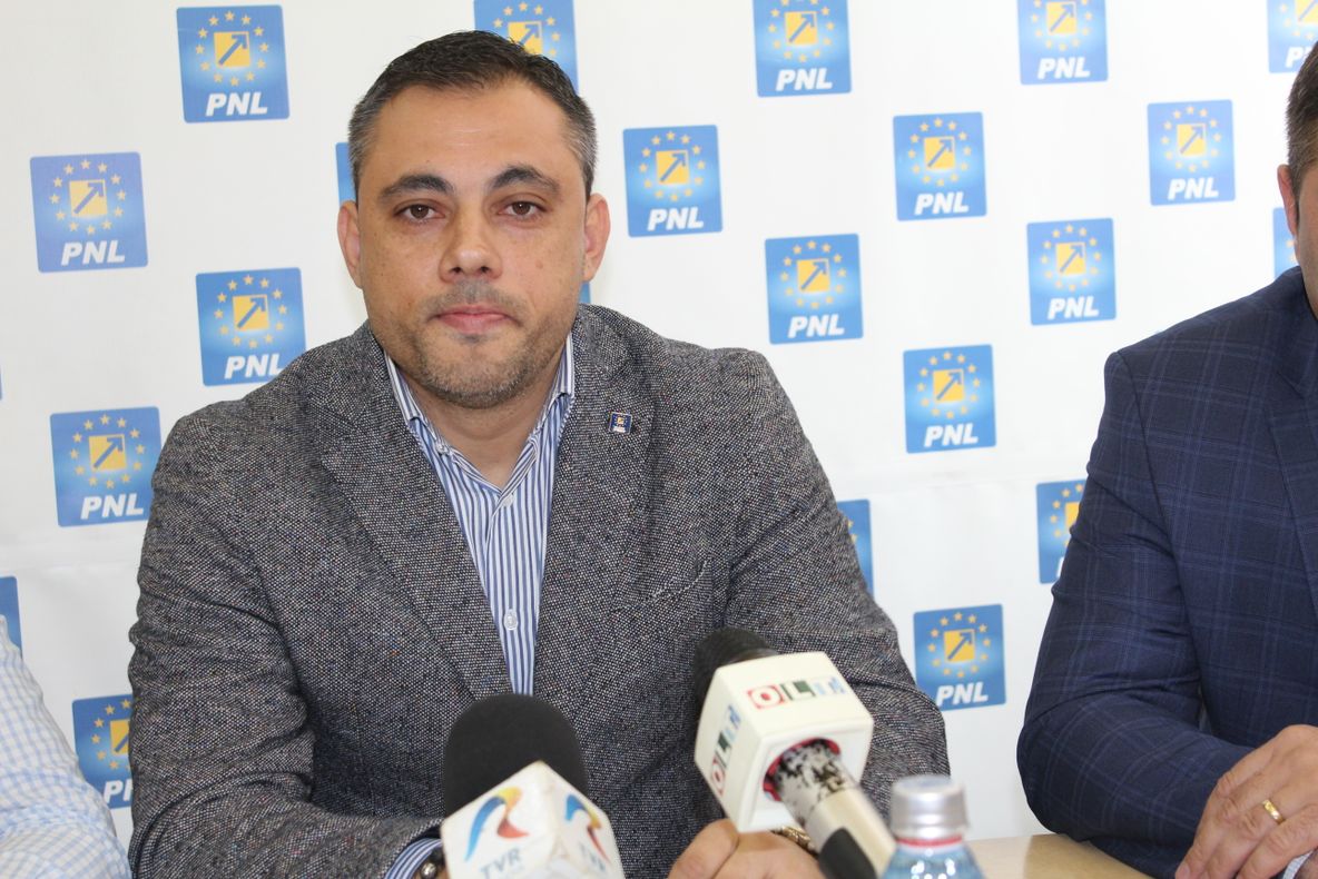 Liberalii olteni se ceartă între ei. Şeful filialei se ceartă cu secretarul general adjunct