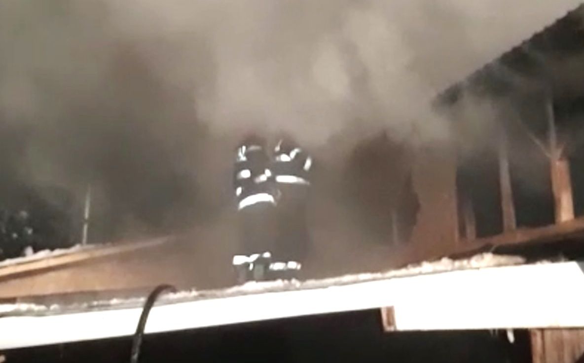 Coşul de fum deteriorat a provocat un incendiu ce a distrus o locuinţă din Olt
