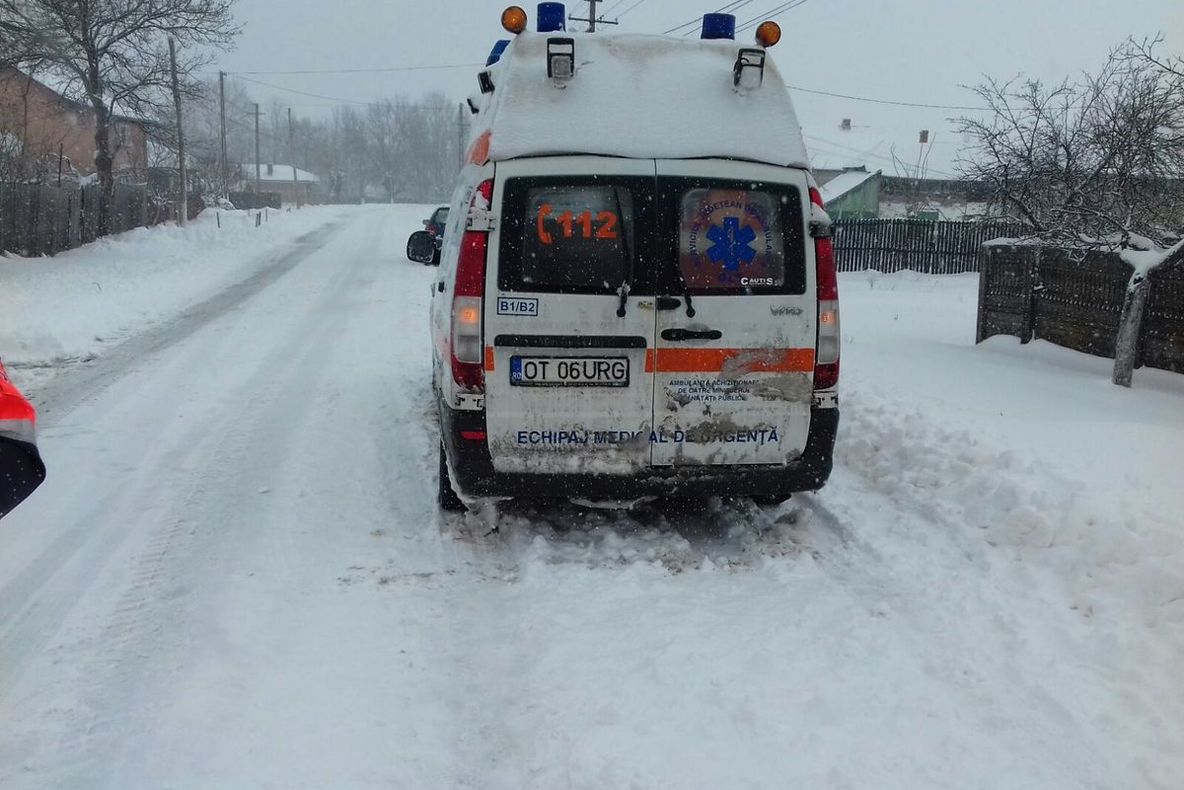 Ambulanţă plecată în misiune, rămasă blocată pe un drum din Olt