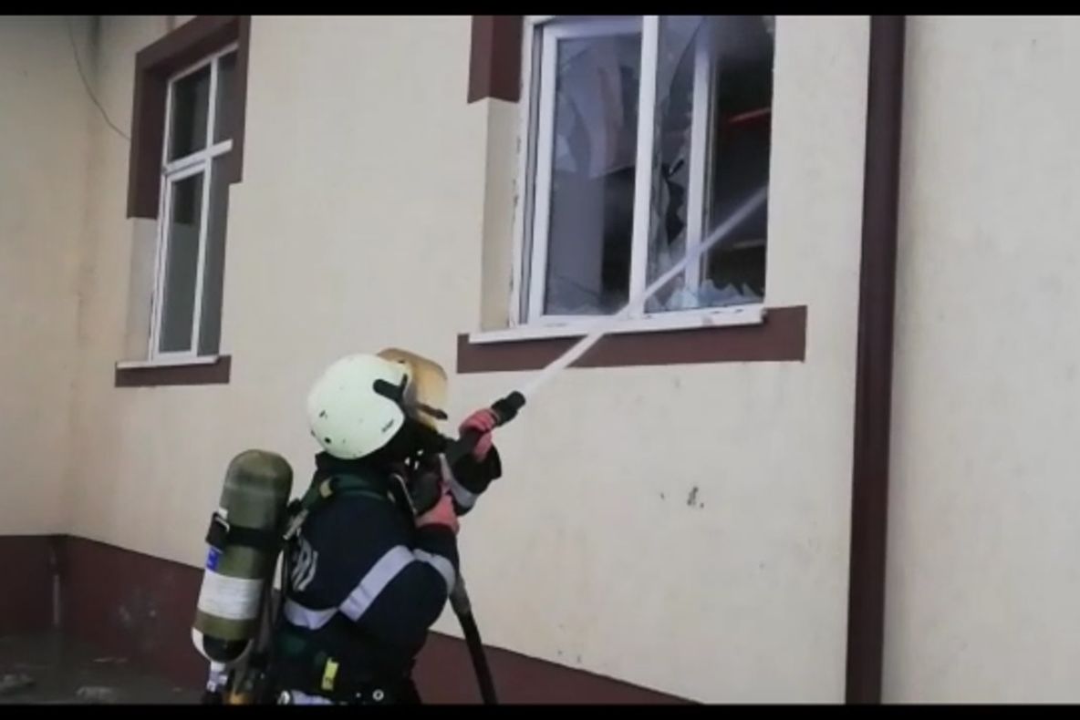 Patru ore le-a luat pompierilor să singă incendiul izbucnit la un cămin cultural din Olt