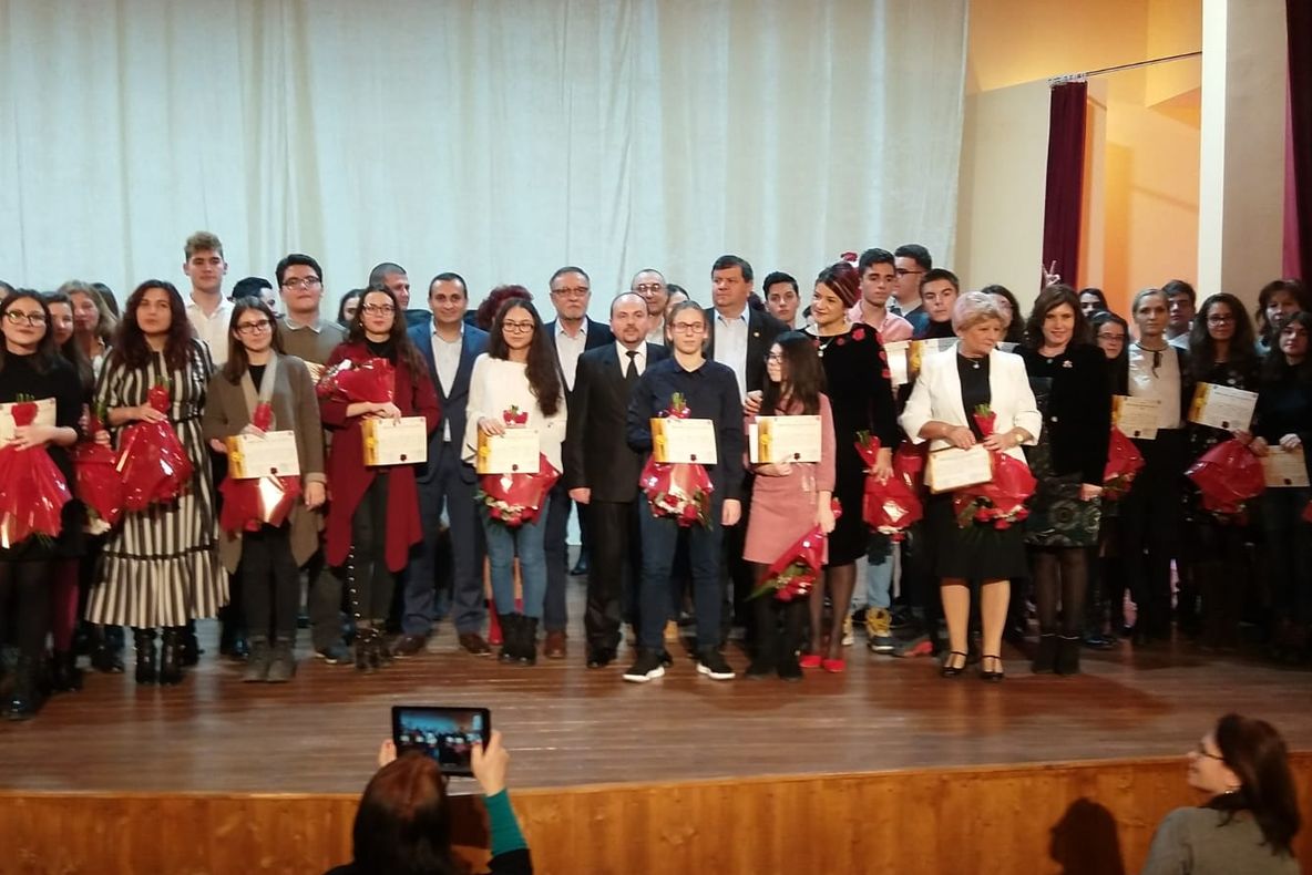 Premii consistente în bani pentru elevii merituoși ai județului