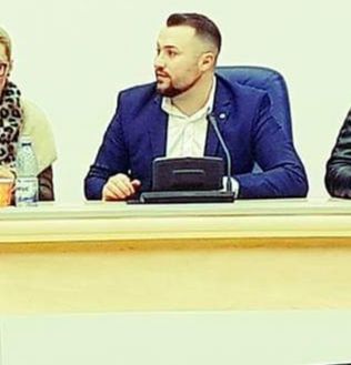 Membru PNL Olt, la volanul unui autoturism neînmatriculat prin centrul unui oraș. Polițiștii i-au deschis dosar penal