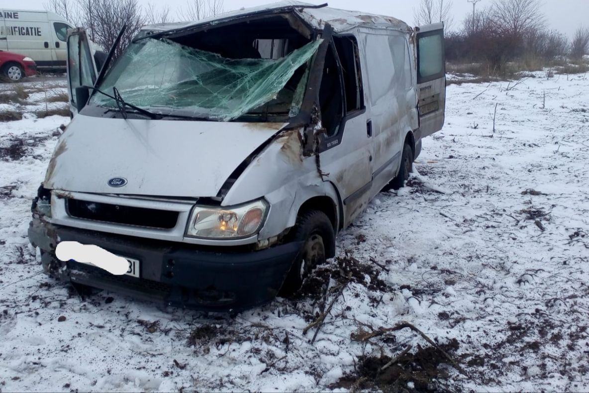 Accident pe un drum din Olt. S-a răsturnat mașina de pâine - FOTO