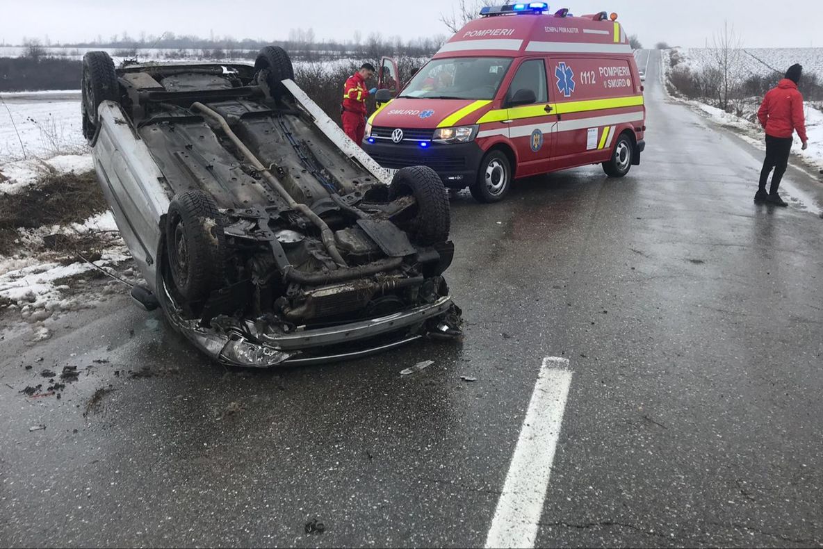 Accident spectaculos pe un drum din Olt. O mașină a rămas pe plafon - VIDEO