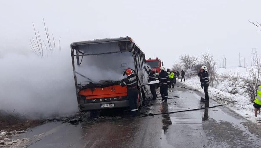 Autobuz cu călători, cuprins de un incendiu pe un drum din Olt. Pasagerii au fost evacuaţi de şofer