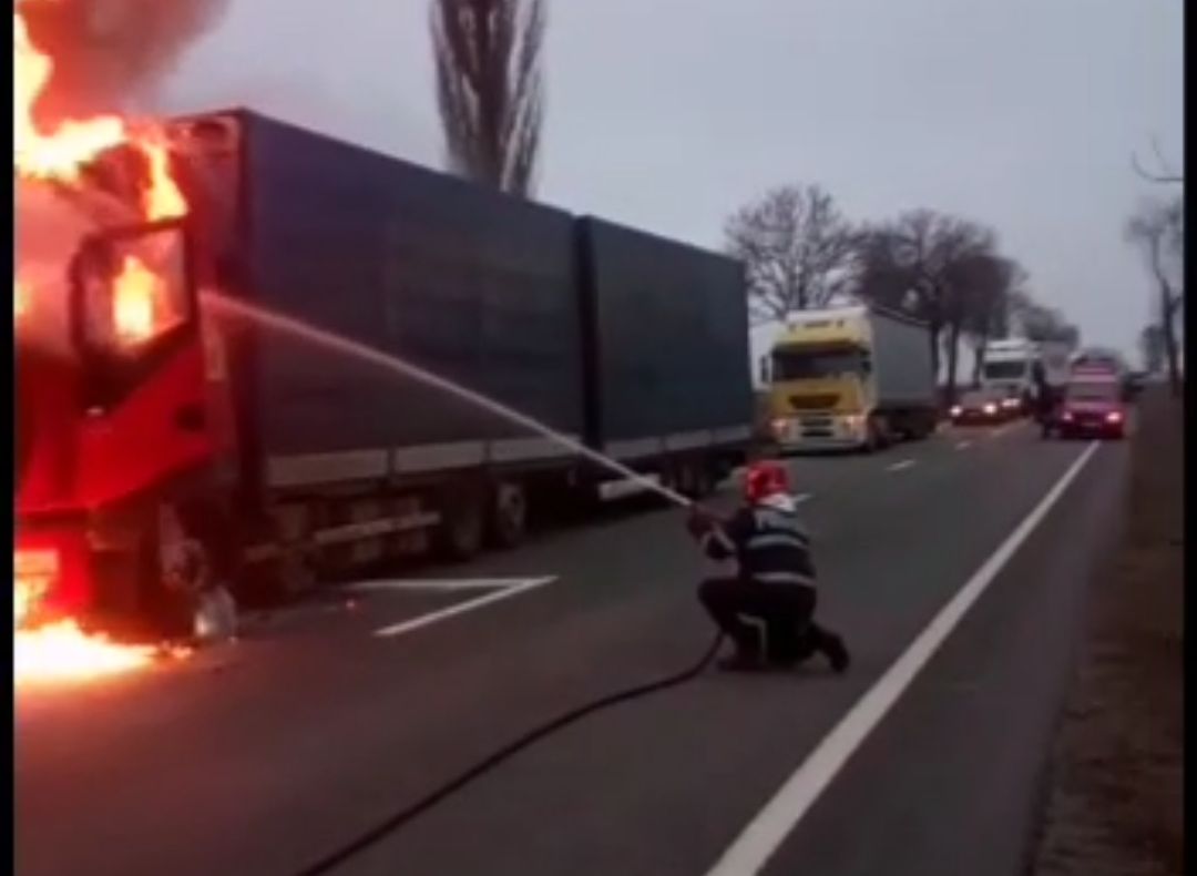 VIDEO. Un TIR a fost cuprins de flăcări pe un drum din Olt