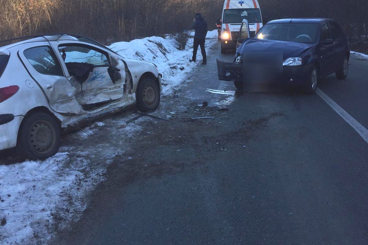 Două maşini implicate într-un accident în judeţul Olt. Şoferii au scăpat ca prin minune - FOTO