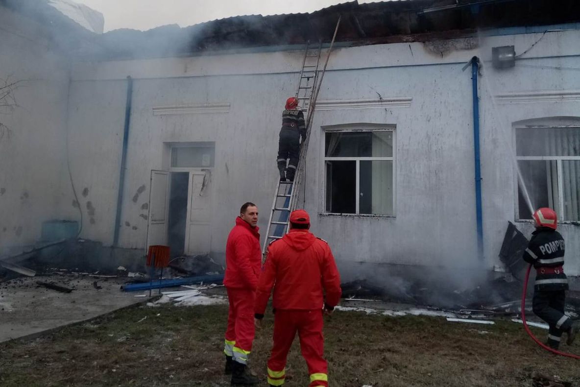 Cămin cultural din Olt, cuprins de flăcări - VIDEO