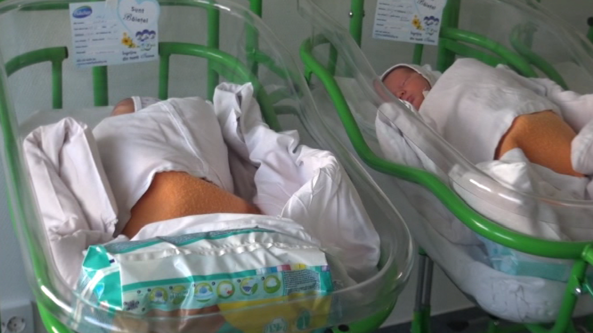 Primii bebeluși născuți în 2019 sunt trei băieței