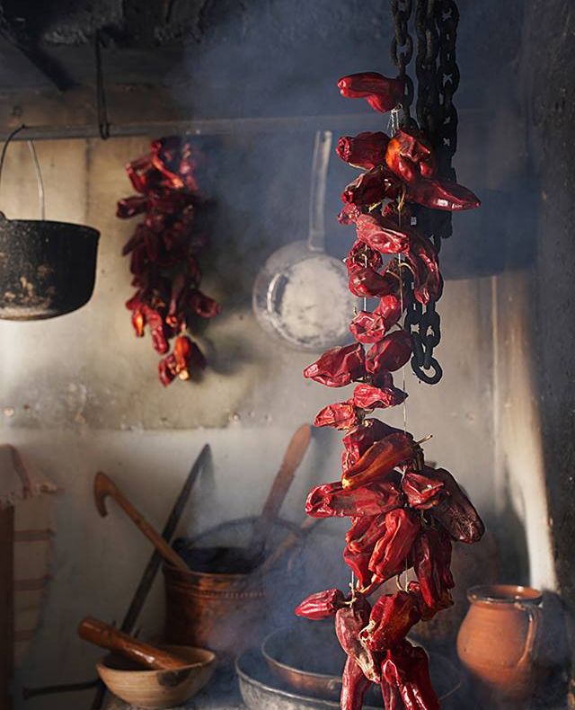 „Bucătăria hoinară” ajunge la Cezieni, în Olt. Olga Filip face ciorbă de raci la foc de lemne