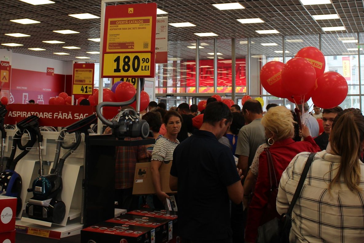 Hoţii au furat trei saci de smartphone-uri dintr-un magazin din Slatina