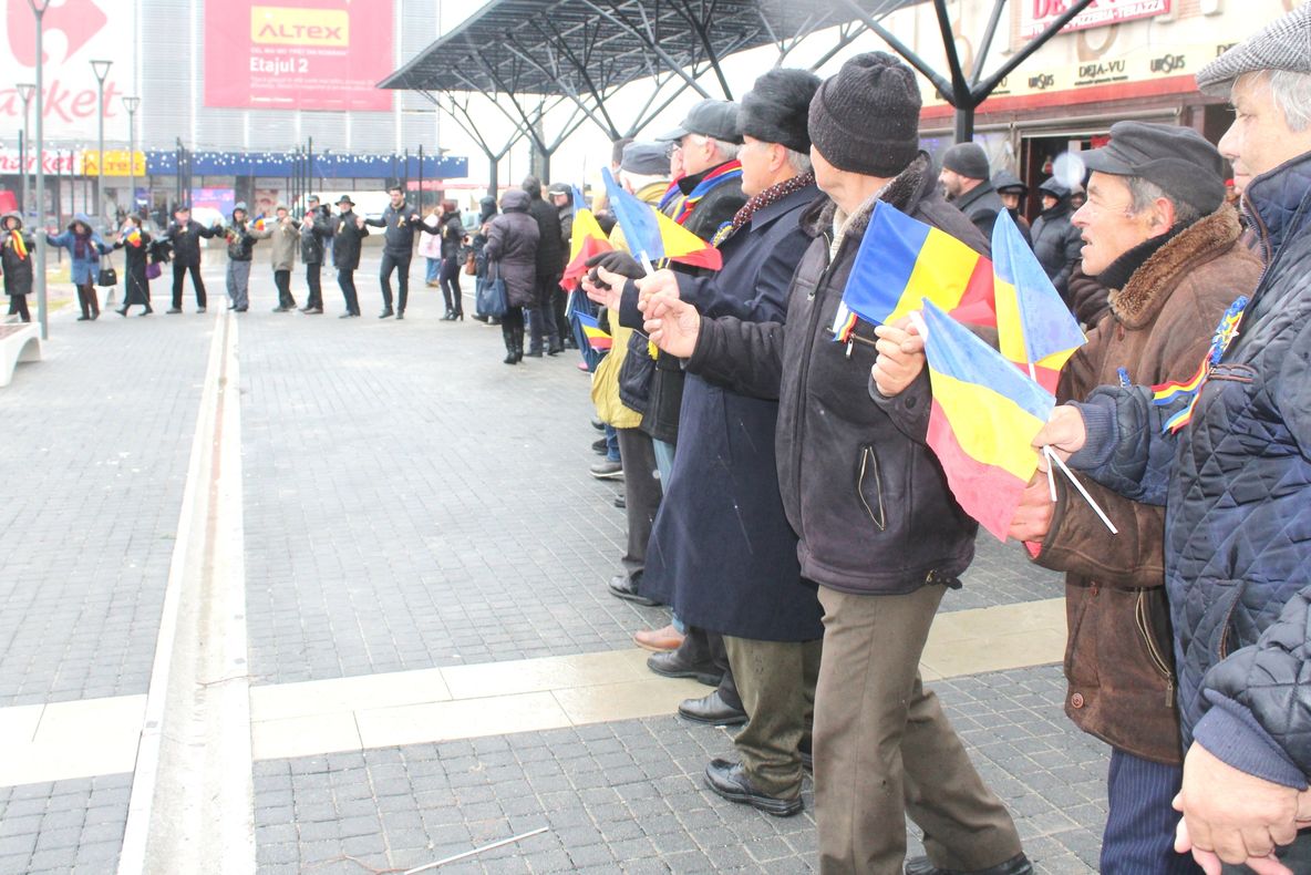 Slătinenii s-au prins în Hora Unirii pentru a marca ziua de 24 ianuarie