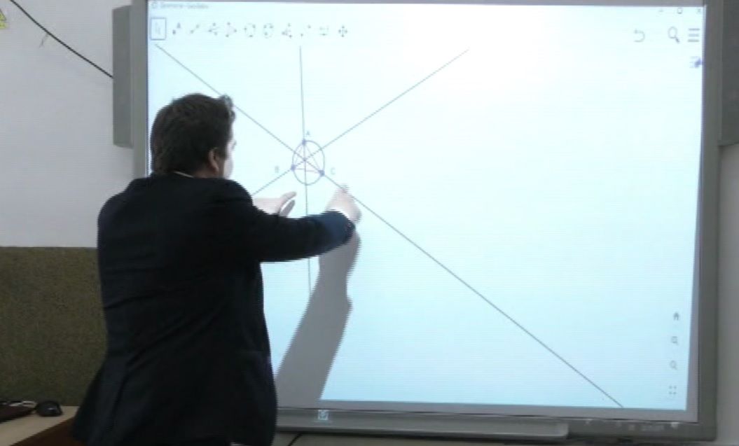 O școală din Slatina are table interactive în majoritatea claselor. Rezultatele sunt spectaculoase