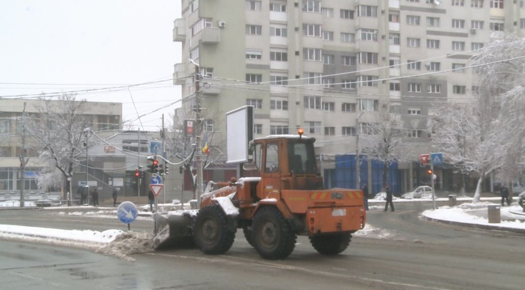 Poleiul a pus pe jar autoritățile din Slatina. 60 de tone de sare și nisip, împrăștiate în oraș