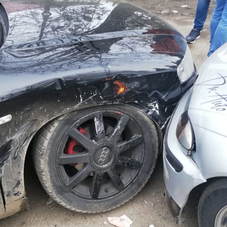 Ce a pățit un bătrân care mergea pe marginea drumului, după ce două mașini s-au ciocnit - FOTO