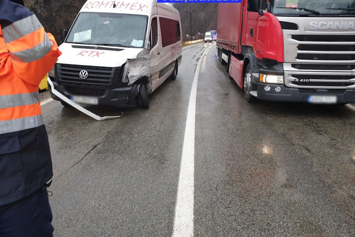 Impact frontal între două microbuze din Olt, pe un drum național din Vâlcea - FOTO